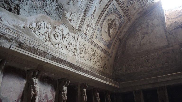 Die Bilder zeigen die Ausgrabungsstätte Pompeji. Gabriel Zuchtriegel leitet den Park Pompeji. Er verrät in SWR1 Leute, wie die Menschen damals vor dem Ausbruch des Vesuv wirklich gelebt haben.