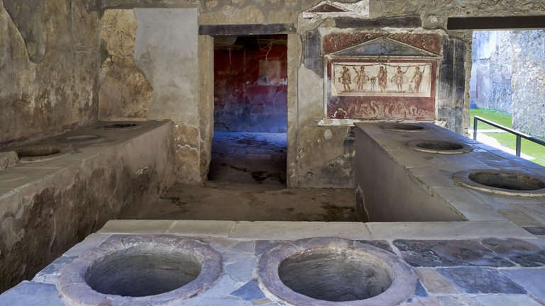 Die Bilder zeigen die Ausgrabungsstätte Pompeji. Gabriel Zuchtriegel leitet den Park Pompeji. Er verrät in SWR1 Leute, wie die Menschen damals vor dem Ausbruch des Vesuv wirklich gelebt haben.