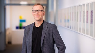 Physiker Andreas Luczak lächelt in die Kamera. Das Thema Energiewende ist nicht nur hoch komplex, sondern auch hoch emotional. Der Physiker Andreas Luczak sagt, "polarisierendes schwarz-weiß-Denken" bringt uns nicht weiter. In SWR1 Leute sprechen wir mit ihm über die strittigen Themen Elektromobilität, erneuerbare Energien auf dem Strommarkt, Emissionshandel und persönlichen Verzicht. 