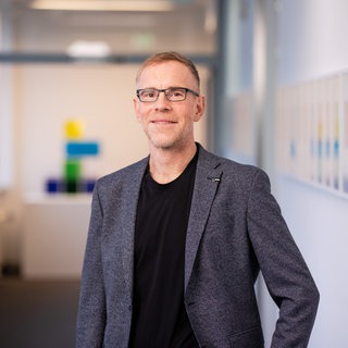 Physiker Andreas Luczak lächelt in die Kamera. Das Thema Energiewende ist nicht nur hoch komplex, sondern auch hoch emotional. Der Physiker Andreas Luczak sagt, "polarisierendes schwarz-weiß-Denken" bringt uns nicht weiter. In SWR1 Leute sprechen wir mit ihm über die strittigen Themen Elektromobilität, erneuerbare Energien auf dem Strommarkt, Emissionshandel und persönlichen Verzicht. 