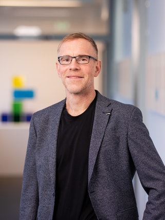 Physiker Andreas Luczak lächelt in die Kamera. Das Thema Energiewende ist nicht nur hoch komplex, sondern auch hoch emotional. Der Physiker Andreas Luczak sagt, "polarisierendes schwarz-weiß-Denken" bringt uns nicht weiter. In SWR1 Leute sprechen wir mit ihm über die strittigen Themen Elektromobilität, erneuerbare Energien auf dem Strommarkt, Emissionshandel und persönlichen Verzicht. 