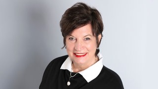 Regina von Einsiedel, Psychologin, lacht freundlich in die Kamera. Die Psychotherapeutin spricht in SWR1 Leute darüber, wie wir uns noch im Arbeitsleben auf den Ruhestand vorbereiten können.