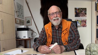 Tom Høyem, deutsch-dänischer Politiker, sitzt an Schreibtisch in seinem Arbeitszimmer