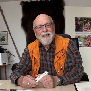 Tom Høyem, deutsch-dänischer Politiker, sitzt an Schreibtisch in seinem Arbeitszimmer