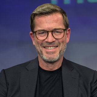 Karl-Theodor zu Guttenberg lacht in die Kamera. Unter ihm wurde die Wehrpflicht ausgesetzt. Würde Ex-Verteidigungsminister zu Guttenberg diese Entscheidung heute noch einmal so treffen? Und: Welche Pläne hat er, wie schaut er auf die aktuelle (Welt-)Politik? Karl-Theodor zu Guttenberg ist zu Gast in SWR1 Leute.