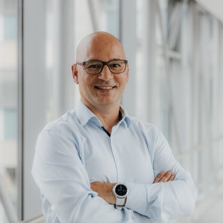 Prof. Dr. Emrah Düzel lacht in die Kamera.