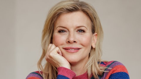 Schauspielerin und Produzentin Eva Habermann lacht in die Kamera. | Tipps und Tricks gegen Lampenfieber