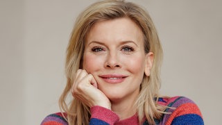 Schauspielerin und Produzentin Eva Habermann lacht in die Kamera. | Tipps und Tricks gegen Lampenfieber