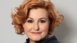 Journalistin und Podcasterin Sabine Rückert schaut in die Kamera. Ihre Themen: Justiz, Kriminalfälle, Fehlurteile, der True Crime Podcast "ZEIT Verbrechen". Sabine Rückert zählt zu den profiliertesten investigativen Journalistinnen Deutschlands. In SWR1 Leute erzählt sie, warum uns True Crime so fasnziniert.