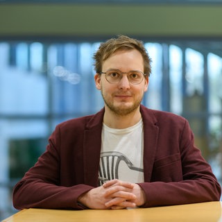 Gesundheitsökonom Prof. Simon Reif schaut in die Kamera. In SWR1 Leute spricht er über das deutsche Gesundheitssystem, steigende Krankenkassenbeiträge und die Finanznot der Krankenkassen.