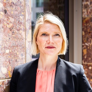 Cathryn Clüver Ashbrook, deutsch-US-amerikanische Politologin, schaut direkt in die Kamera.  Befinden sich die USA mitten im Umbau zur Autokratie, wird die Demokratie ausgehölt? Greifen diese Muster auch in Europa? Politikwissenschaftlerin Catryn Clüver Ashbrook analyisiert in ihrem Buch "Der amerikanische Weckruf" die Politik von US-Präsident Donald Trump. Sie ist zu Gast in SWR1 Leute.