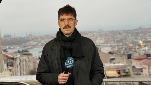 ARD-Korrespondent Benjamin Weber hält ein Mikrofon in der Hand und schaut in die Kamera.  Die Massenproteste im Iran gegen das Mullah-Regime wurden brutal niedergeschlagen. ARD-Korrespondent Benjamin Weber schätzt in SWR1 Leute die Lage vor Ort und die Zukunft des Iran ein.