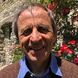 Klangforscher Wolfgang Fasser schaut direkt in die Kamera.