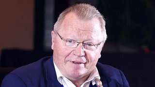 China-Experte Eberhard Sandschneider während einem Vortrag.  Eberhard Sandschneider ist Politikwissenschaftler mit dem Schwerpunkt Ostasien. Er beschäftigt sich seit Jahrzehnten intensiv mit dem Abstieg Europas und dem Aufstieg Chinas. Was das für Deutschland und Europa bedeutet, erklärt Eberhard Sandschneider in SWR1 Leute