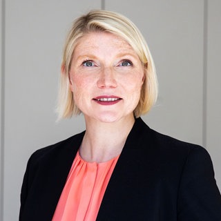 Cathryn Clüver Ashbrook, deutsch-US-amerikanische Politologin, schaut direkt in die Kamera.