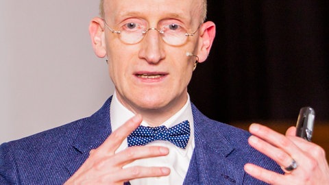 Uwe Kanning erklärt etwas.