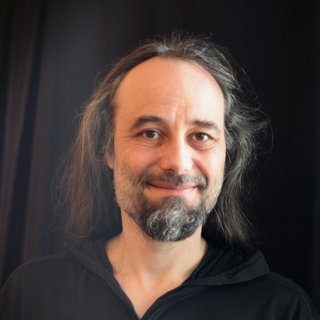 Prof. Morten Moshagen schaut direkt in die Kamera.  Hassreden, Diebstahl, Mobbing: Woher kommen Boshaftigkeit oder gar das echte Böse im Menschen? Der Ulmer Psychologe Morten Moshagen forscht daran und fand den "Dark Factor". Was dahinter steckt, erklärt er in SWR1 Leute.