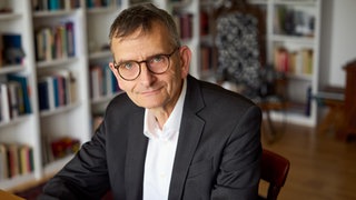 Politikwissenschaftler Volker Perthes schaut in die Kamera.
