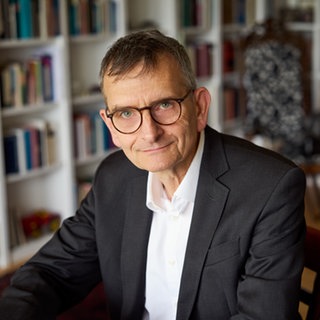 Politikwissenschaftler Volker Perthes schaut in die Kamera.