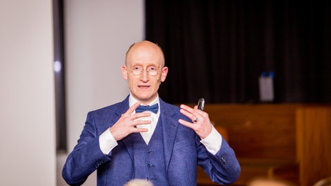 Der Wirtschaftspsychologe Uwe Kanning. In SWR1 Leute spricht er über das Themenfeld Arbeit, Beruf, die Arbeitswelt und Arbeits-Mythen.