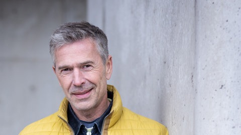 Wissenschaftsjournalist Dirk Steffens schaut in die Kamera.