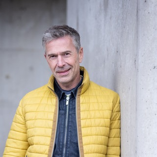 Wissenschaftsjournalist Dirk Steffens schaut in die Kamera.