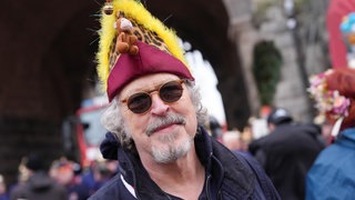 Frontmann Wolfgang Niedecken im Portrait beim Koelner Rosenmontagszug 2024 in Koeln. BAP Frontmann Wolfgang Niedecken hat sich früher in Songs über den Karneval lustig gemacht. Heute feiert er intensiv: Fasching, seinen Geburtstag und das Jubiläum seiner Band. In SWR1 Leute spricht der BAP Frontmann über seine Beziehung zu Karneval, Fasching und Fasnet.