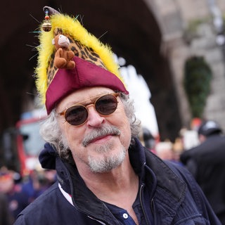 Frontmann Wolfgang Niedecken im Portrait beim Koelner Rosenmontagszug 2024 in Koeln. BAP Frontmann Wolfgang Niedecken hat sich früher in Songs über den Karneval lustig gemacht. Heute feiert er intensiv: Fasching, seinen Geburtstag und das Jubiläum seiner Band. In SWR1 Leute spricht der BAP Frontmann über seine Beziehung zu Karneval, Fasching und Fasnet.