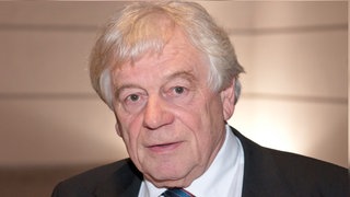 Prof. Wolfgang Benz , Historiker und Vorurteilsforscher, blickt in die Kamera.