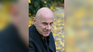 Schriftsteller Andreas Pflüger schaut in die Kamera. | Schriftsteller Andreas Pflüger: Er ist der Meister des tief-recherchierten Thrillers