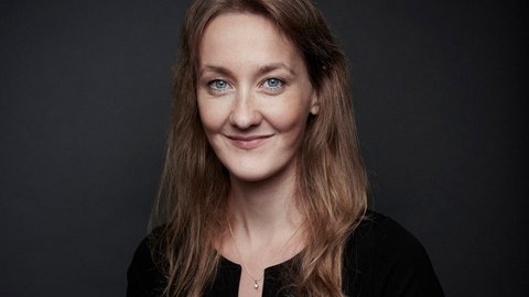 Prof. Frauke Rostalski, Rechtswissenschaftlerin und Mitglied im Ethikrat, lächelt in die Kamera. Sie erklärt in SWR1 Leute, warum wir aus ihrer Sicht nicht zum Klimaschutz verpflichtet sind und eine mögliche Lösung im Kampf gegen den Klimawandel.