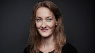 Prof. Frauke Rostalski, Rechtswissenschaftlerin und Mitglied im Ethikrat, lächelt in die Kamera. Sie erklärt in SWR1 Leute, warum wir aus ihrer Sicht nicht zum Klimaschutz verpflichtet sind und eine mögliche Lösung im Kampf gegen den Klimawandel.