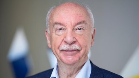 Risikoforscher Gerd Gigerenzer schaut in die Kamera.