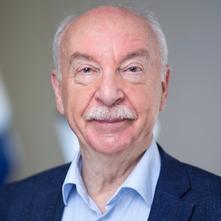 Risikoforscher Gerd Gigerenzer schaut in die Kamera.