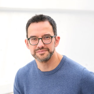 Chefredakteur Finanztip, Saidi Sulilatu, lächelt in die Kamera. In SWR1 Leute spricht er über Finanzen, Geldanlage, sparen, ETFs, Aktien und Vermögensaufbau.