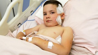 Ein verletzter Junge liegt in der Notaufnahme eines Krankenhauses in der Ukraine