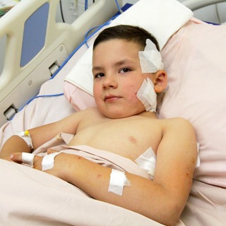 Ein verletzter Junge liegt in der Notaufnahme eines Krankenhauses in der Ukraine