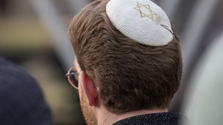 Ein Mann trägt eine Kippa mit Davidstern. Symbolbild für Juden in Europa.