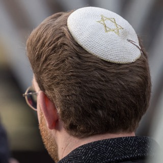 Ein Mann trägt eine Kippa mit Davidstern. Symbolbild für Juden in Europa.