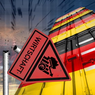 FOTOMONTAGE, Ein zerstörtes Schild mit der Aufschrift Wirtschaft steht symbolisch für die fragile ökonomische Lage, Strukturprobleme und das Abrutschen zentraler Wirtschaftssektoren in Deutschland.  Ölpreise und Aktienindex im Wanken, steigende Verbraucherpreise, höhere Staatsverschuldung, schlechte Wirtschaftslage: Was das für uns bedeutet, weiß der Ökonom Prof. Peter Bofinger. Er ist zu Gast in SWR1 Leute.