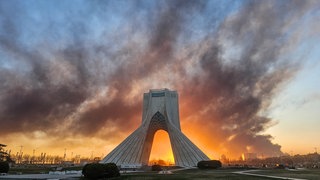Nach einem amerikanisch-israelischen Militärschlag steigt Rauch hinter dem Freiheitsturm (Azadi) auf.