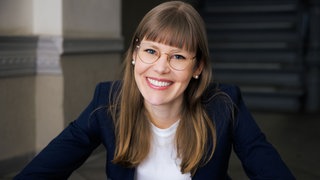 Psychologieprofessorin Eva Asselmann schaut in die Kamera.