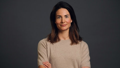 Molekularbiologin Hanna Heikenwälder schaut in die Kamera.