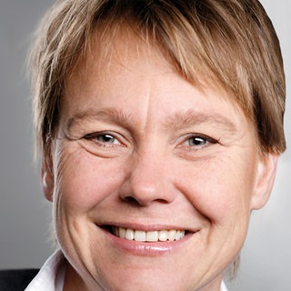 Biologin, Autorin und Unternehmerin Dr. Frauke Fischer lacht in die Kamera.