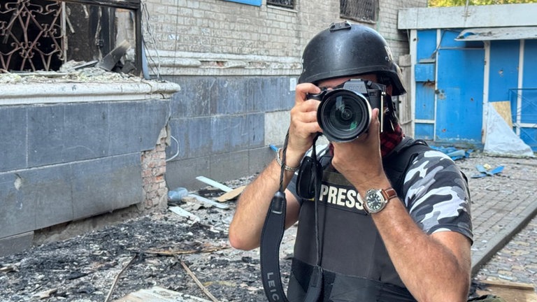 Fotograf Till Mayer während seiner Arbeit in der Ukraine.