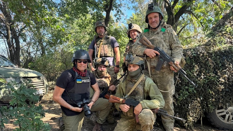 Fotograf Till Mayer während seiner Arbeit in der Ukraine.