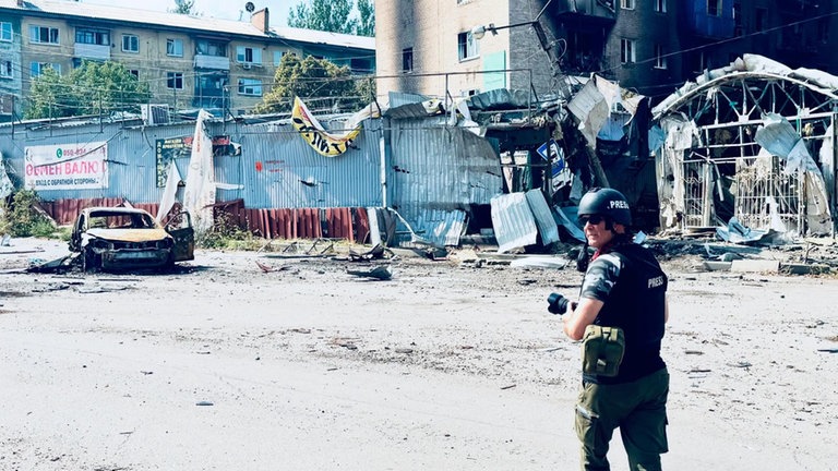Fotograf Till Mayer während seiner Arbeit in der Ukraine.