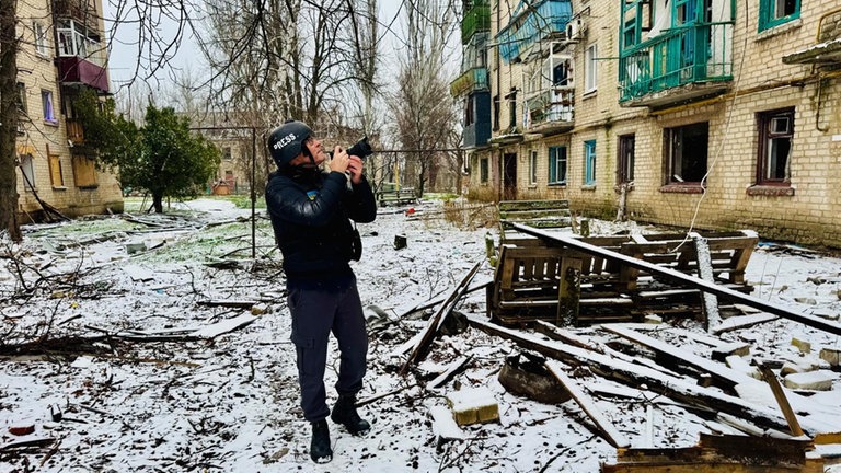 Fotograf Till Mayer während seiner Arbeit in der Ukraine.