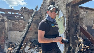 Fotograf Till Mayer während seiner Arbeit in der Ukraine.  Fotograf Till Mayer dokumentiert den Angriffskrieg Russlands auf die Ukraine. Er zeigt Soldaten in ihren Stellungen, brennende Geschütze und die Gefahren für Zivilisten. Seine Bilder zeugen vom Mut, der Verzweiflung, dem Leid und dem Widerstand der ukrainischen Soldaten und Bevölkerung.  Till Mayer ist zu Gast in SWR1 Leute