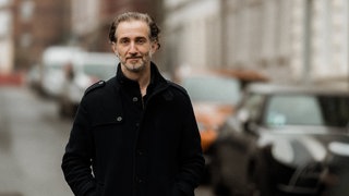 Kai Viehof schaut in die Kamera. In SWR1 Leute spricht er darüber, warum er auf sein Millionenerbe verzichtet, was mit dem Geld passiert und was er über die Reichtumsverteilung in Deutschland denkt.